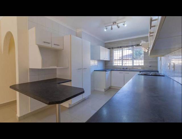 2 BEDROOM TOWNHOUSE FOR SALE IN GLENVISTA